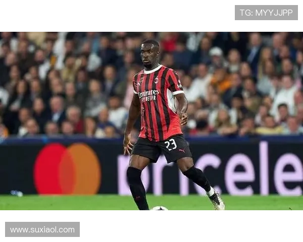 米兰队员莱奥托莫里单独训练普利西奇拉比奥特积极康复中